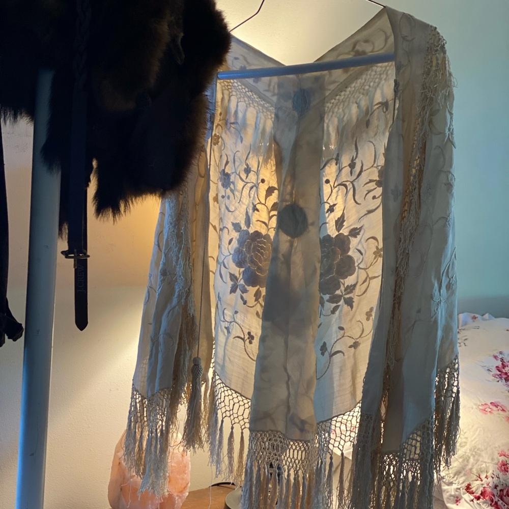 Vintage 1960’s hand embroidered Silk SHAWL♥️